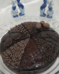 یه کیک شکلاتی دیگه سفارش آبجی جون