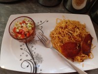 ماکارونی با ته دیگ سیب زمینی و سالاد شیرازی.