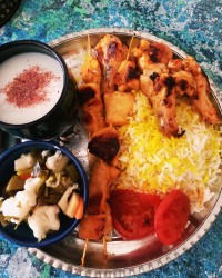 جوجه کباب چوبی با ترشی