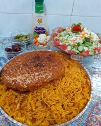 ماکارونی با همراه سالاد ،شور ،ترشی آلبالو، زیتون