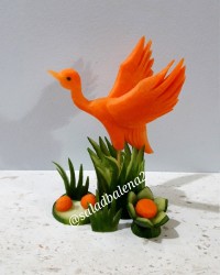 پرنده با هویج