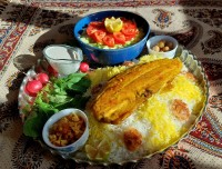 چلو زعفرون با ماهی سرخ شده