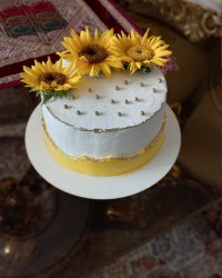 کیک خامه ایی با گل طبیعی