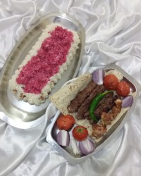 کباب کوبیده جوجه کباب دمپخت پیازداغ شده با تزئین آب لبو