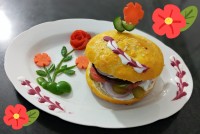 ساندویچ همبرگر ، کپشن خوانده شود