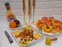 سالاد میگو پفکی و ماهی سرخ شده