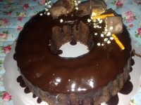 اینم یه کیک شکلاتی خوشمزه