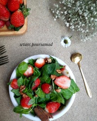 سالاد اسفناج و توت فرنگی