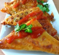 سمبوسه پیتزایی پر کالری خوشمزه.