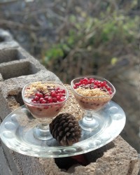 دسر فرنی بیسکوییتی با میوه و مغزیجات