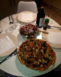 پیتزای گوشت و سبزیجات ناهار آدینه جاتون خالی عزیزان