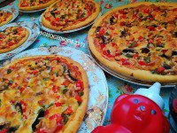 پیتزا مخلوط مینی پیتزاهای خوشگلم تو آخرین عکس ببینین لطفا