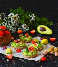 لقمه های آواکادو و پنیر