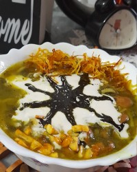 آش رشته با پیاز داغ فراوان