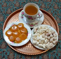 پولکی زعفرانی به همراه چای سبز زعفرانی تازه دم