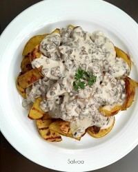 سیب زمینی کبابی با سس قارچ وخامه