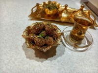 کنجد عسلی با دمنوش بابونه