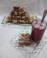 کیک زبرا و شربت آلبالو