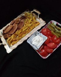 سیب زمینی سرخ شده رستورانی و سوسیس