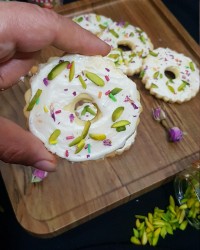 شیرینی رینگ پسته ای