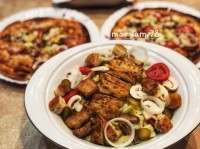 پیتزا و سالاد سزار و سیب زمینی رستورانی