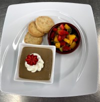 دسر Moccacrem französische Art Mandelbiskuit Fruchtsalat