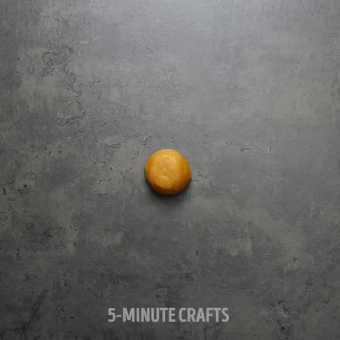 طراحی ی زیبا و ساده روی شیرینی