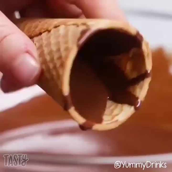 بستنی قیفی شکلاتی