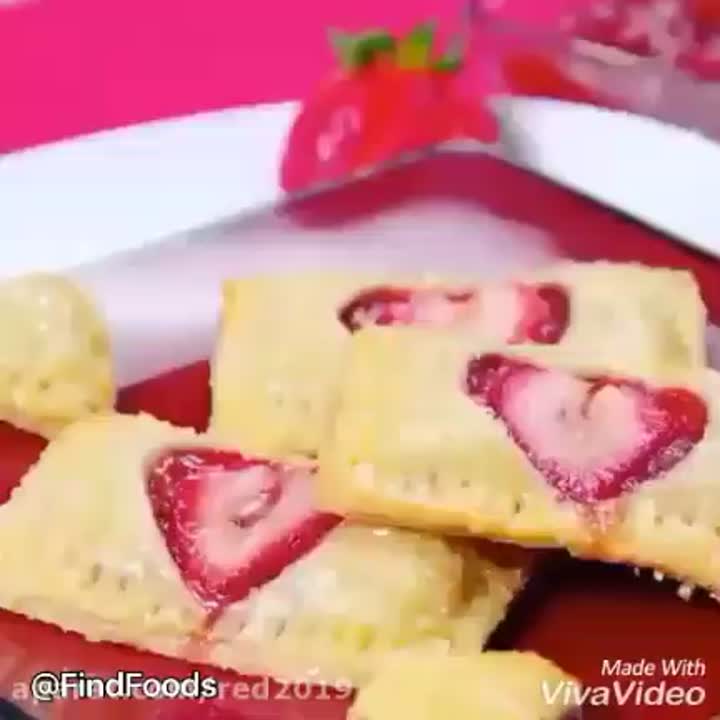 شیرینی ساده توت فرنگی