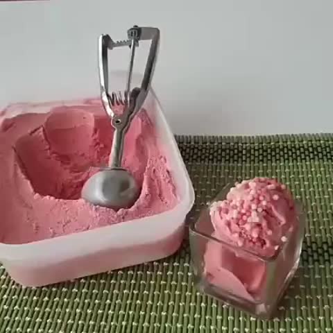 بستنی توت فرنگی