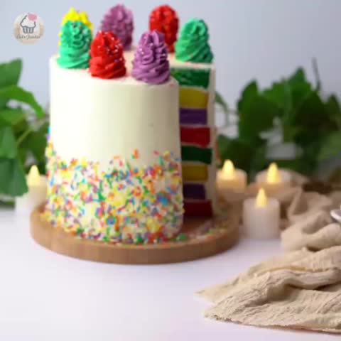 تزیین یک کیک خوش مزه