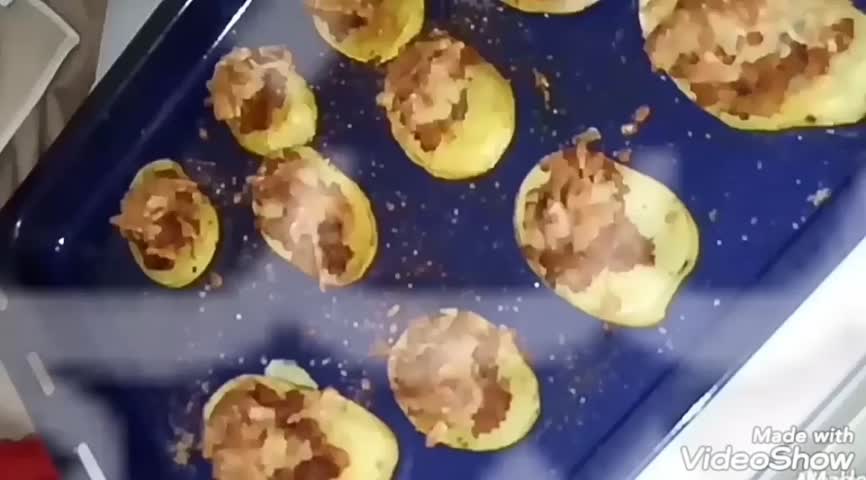 طرز تهیه سیب زمینی پنیری با سس مخصوص