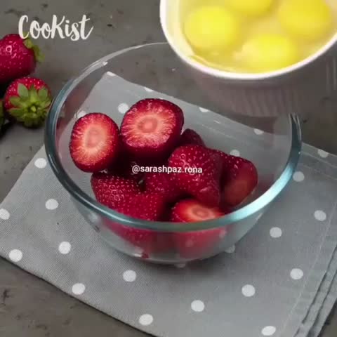 کیک توت فرنگی