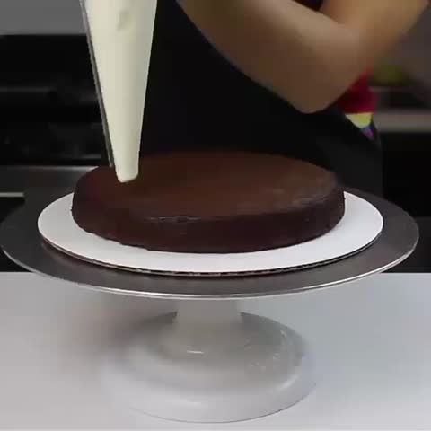 تزیین کیک سه طبقه ای