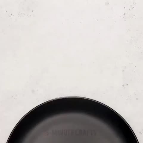 بستنی توت فرنگی و کیک