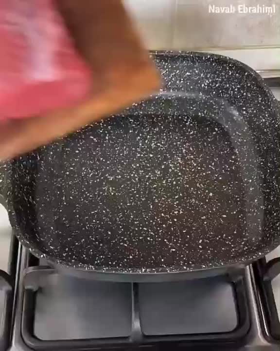 ساندویچ گوشت و پنیر با سس سبزیجات