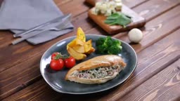 مرغ پنیری با سس قارچ