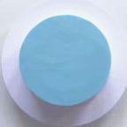 تزیین کیک آبی با گل سفید