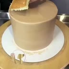 تزئین کیک مخملی به شکل باکس گل