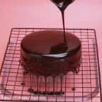 تزئین کیک شکلاتی ودسرمدرن